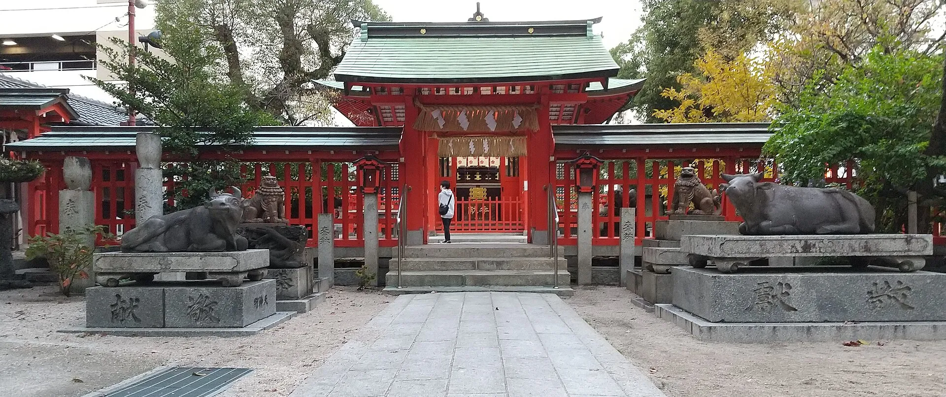 水鏡天満宮の中門と参道