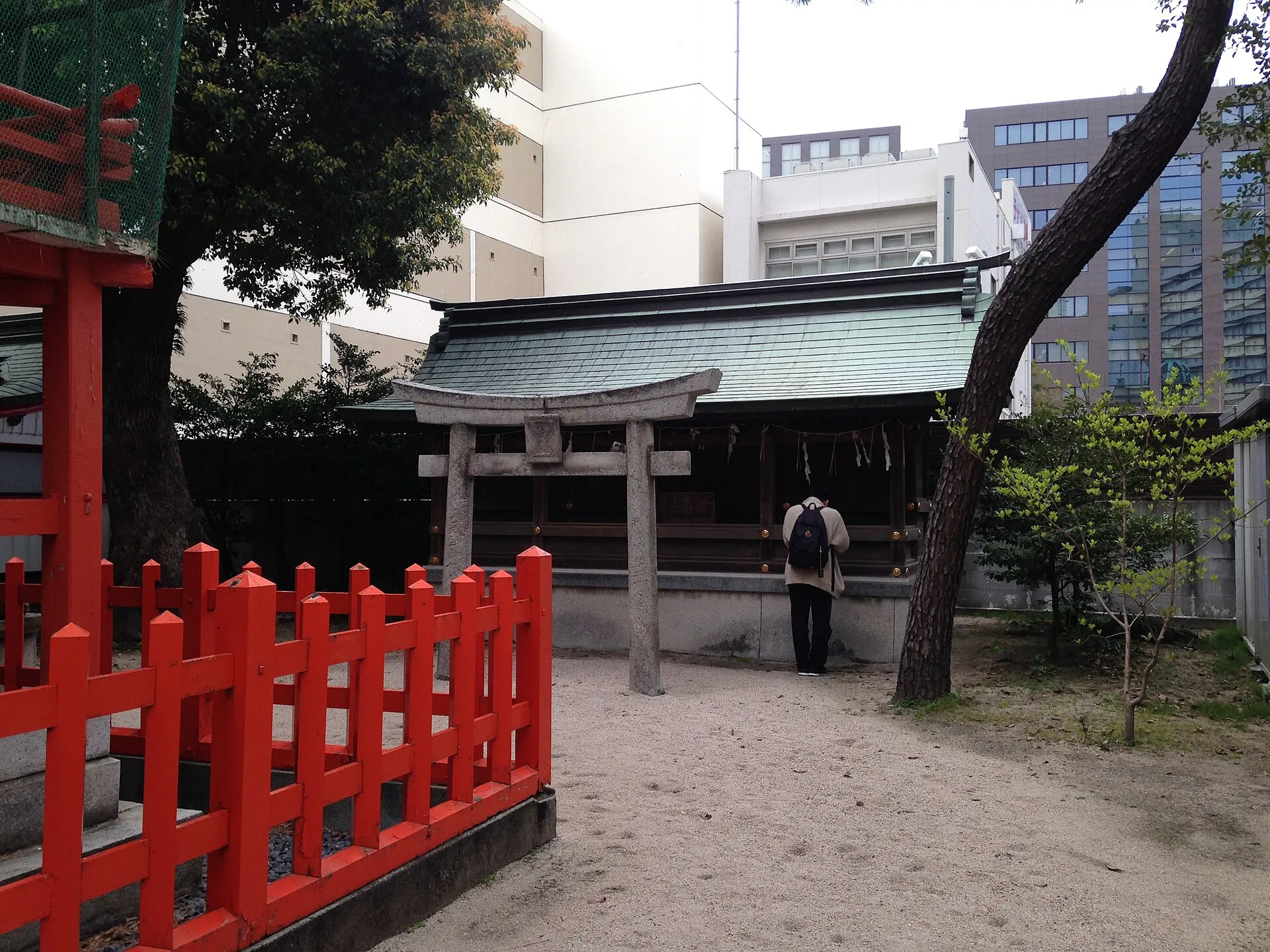 水鏡天満宮の境内に並ぶ小さな社殿