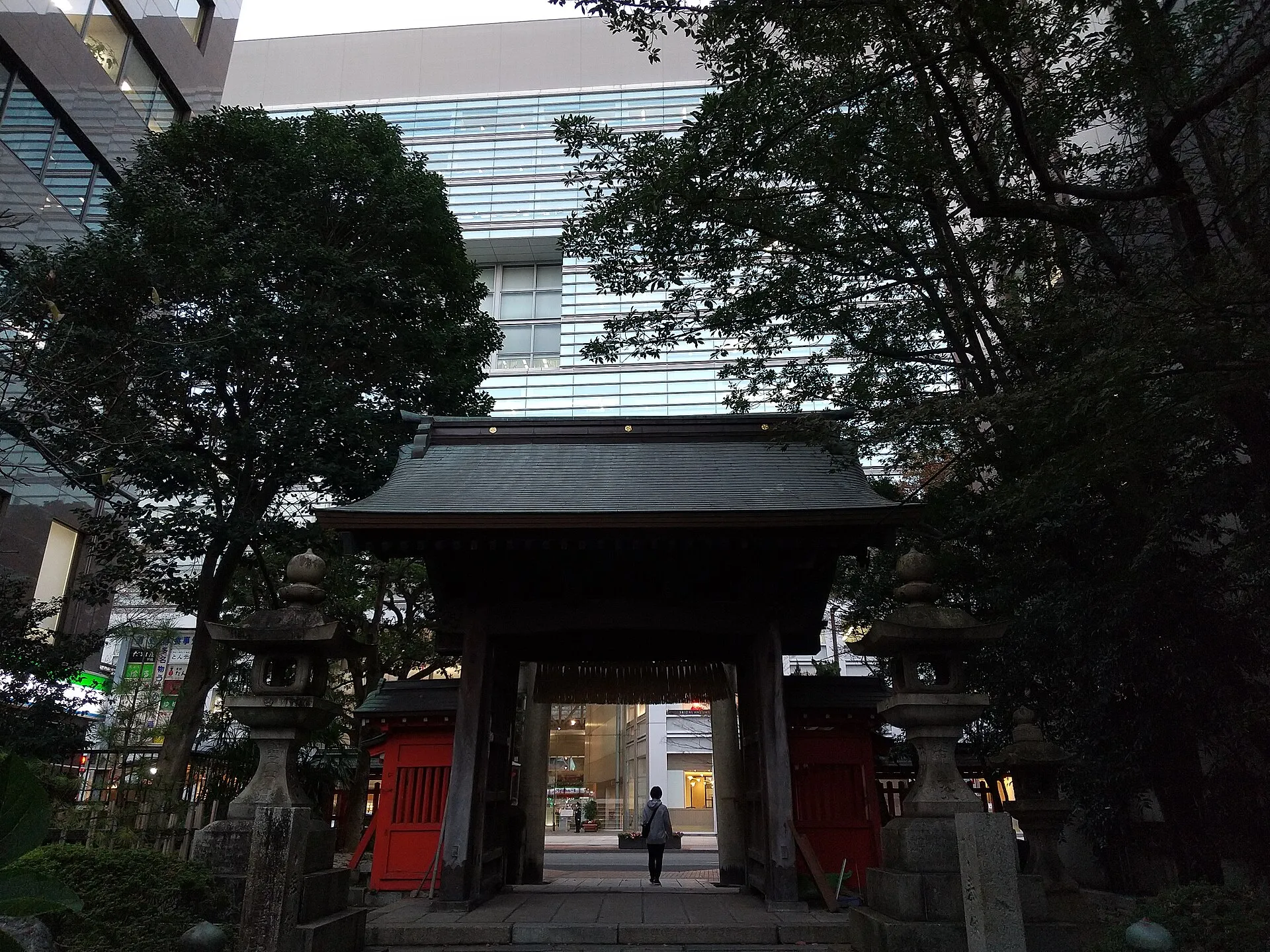 水鏡天満宮の朱塗りの神門